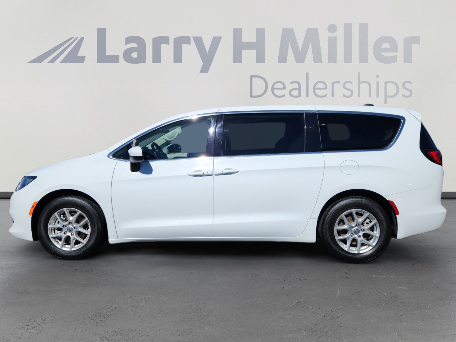 2022 Chrysler Voyager LX photo 2