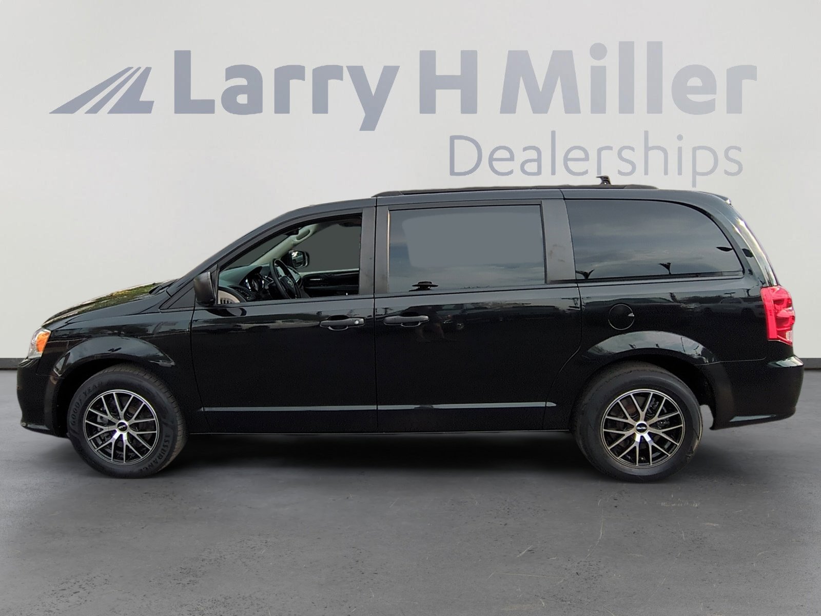 2019 Dodge Grand Caravan SE photo 2