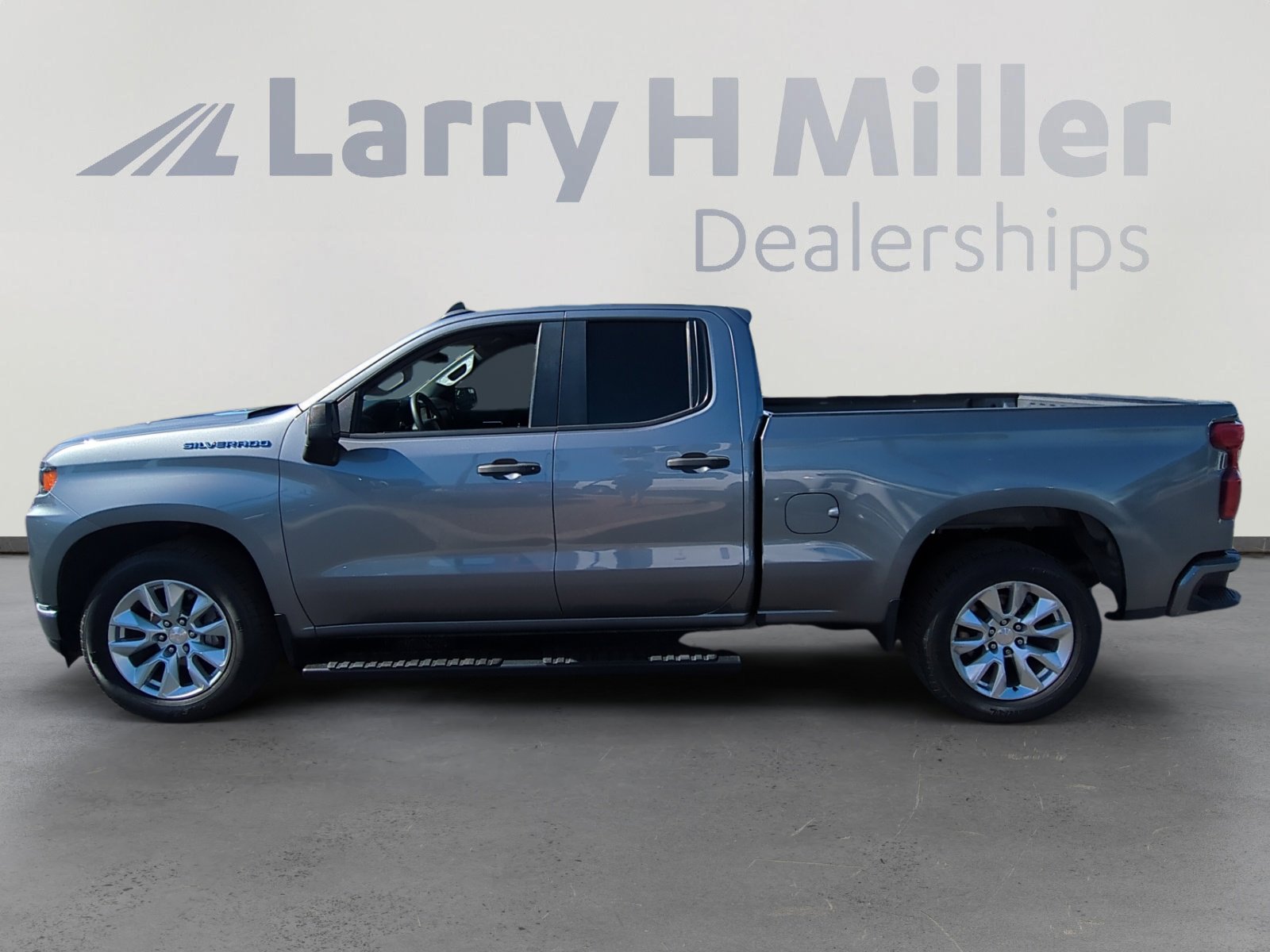 2020 Chevrolet Silverado 1500 Custom photo 2