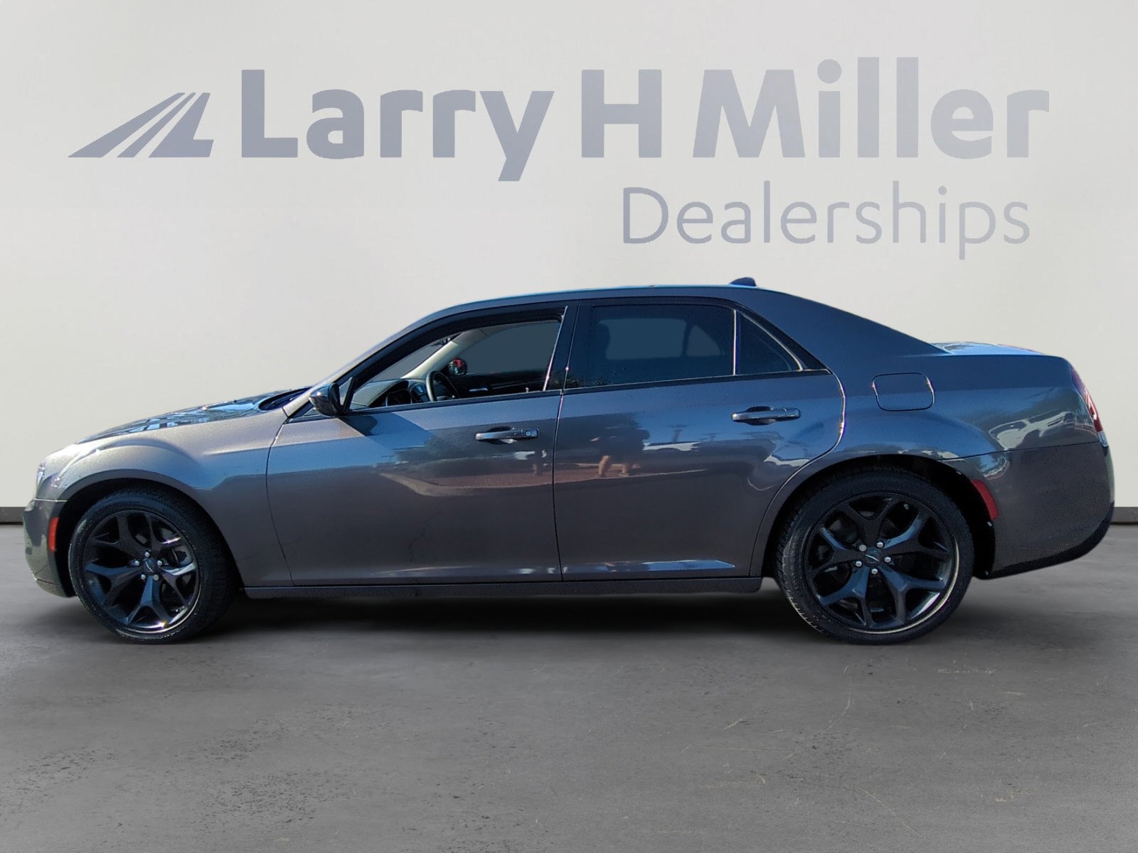 2022 Chrysler 300 Touring photo 2