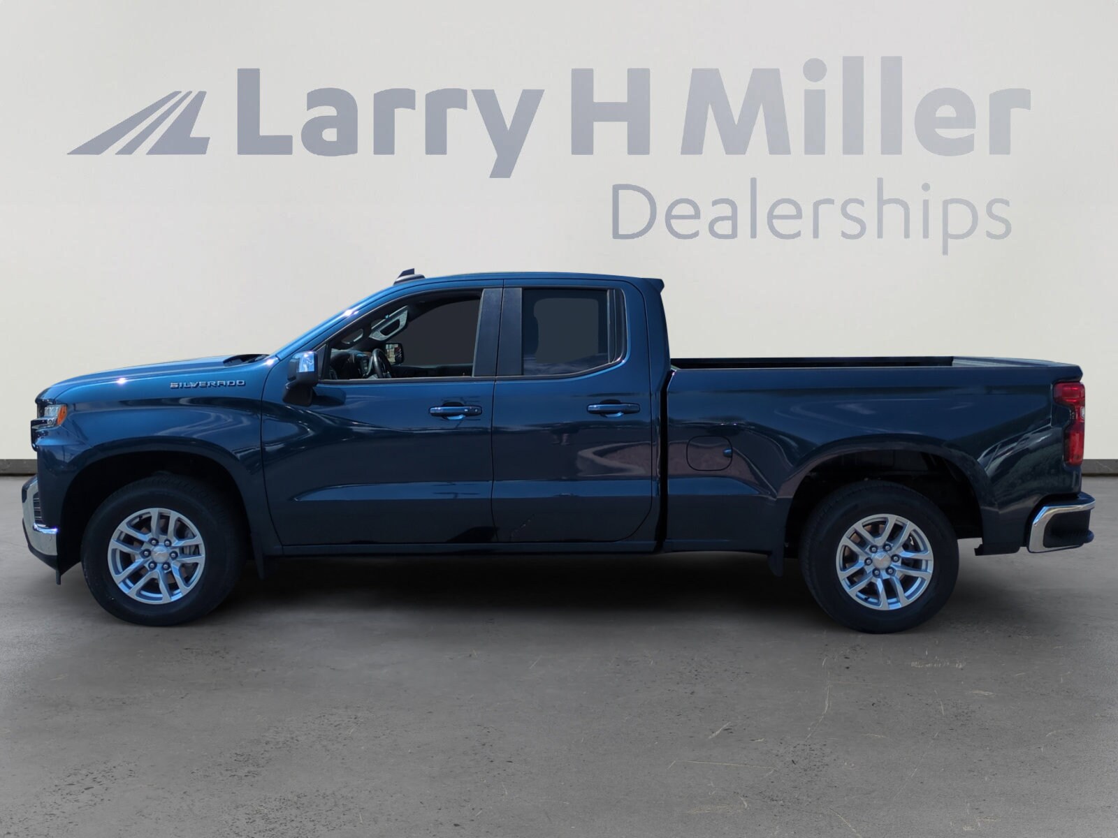 2020 Chevrolet Silverado 1500 LT photo 2