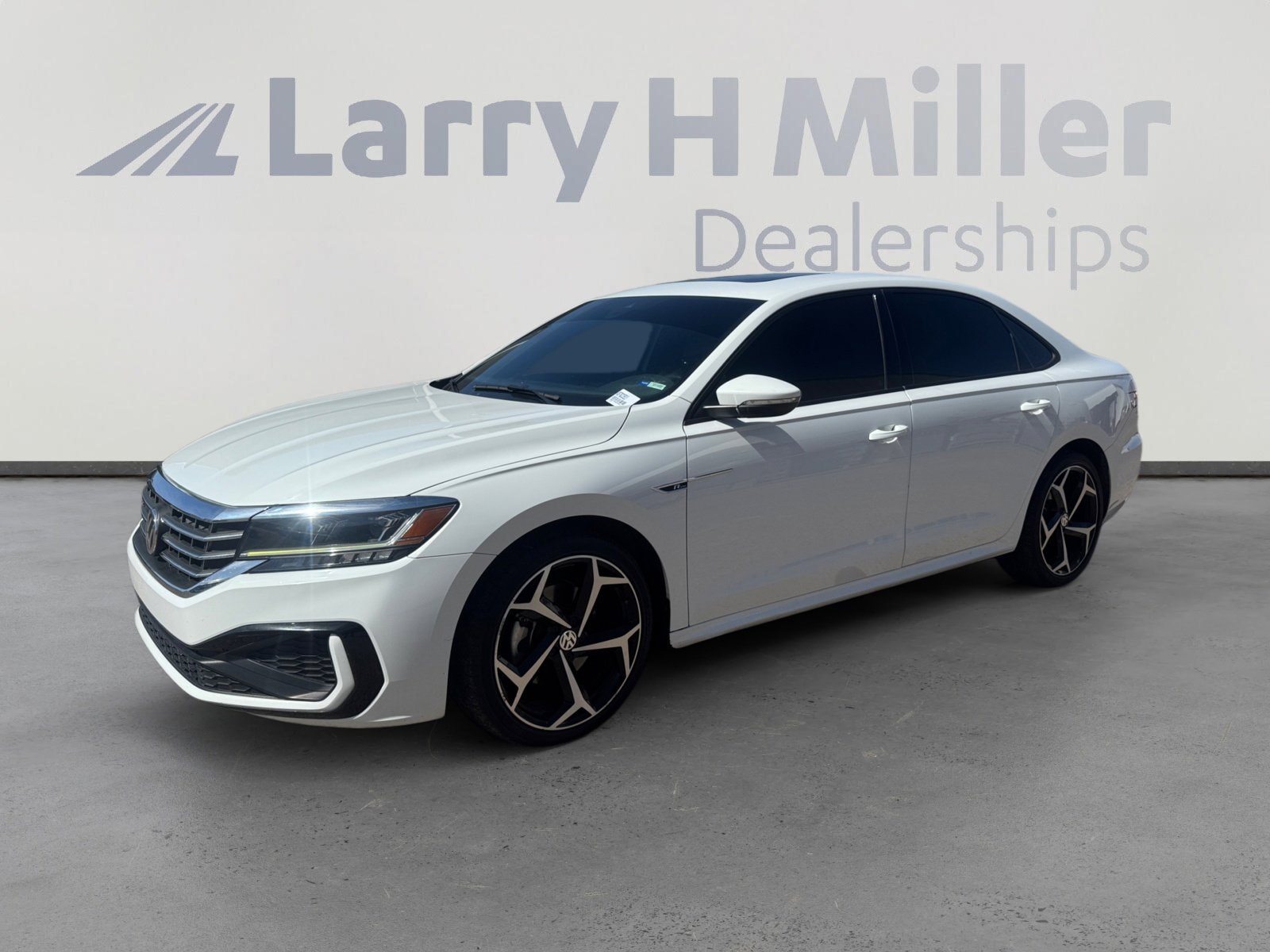 2022 Volkswagen Passat 2.0T R-Line Auto's photo