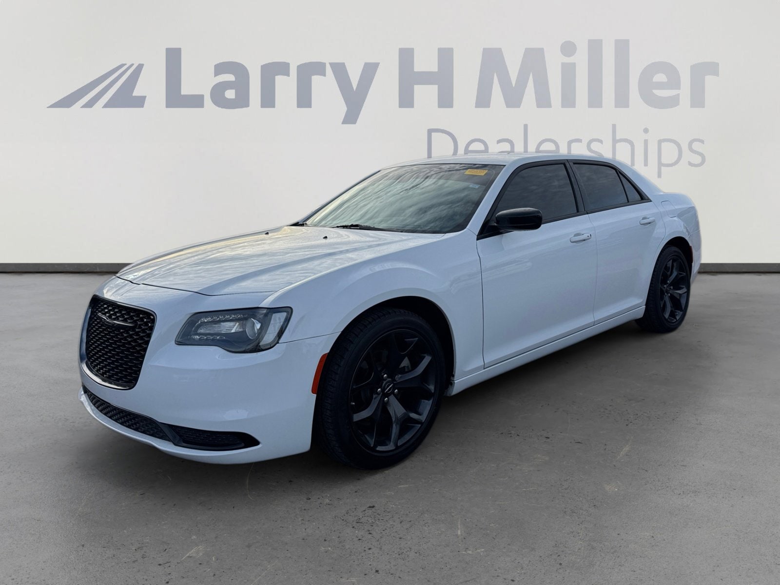2023 Chrysler 300 Touring's photo