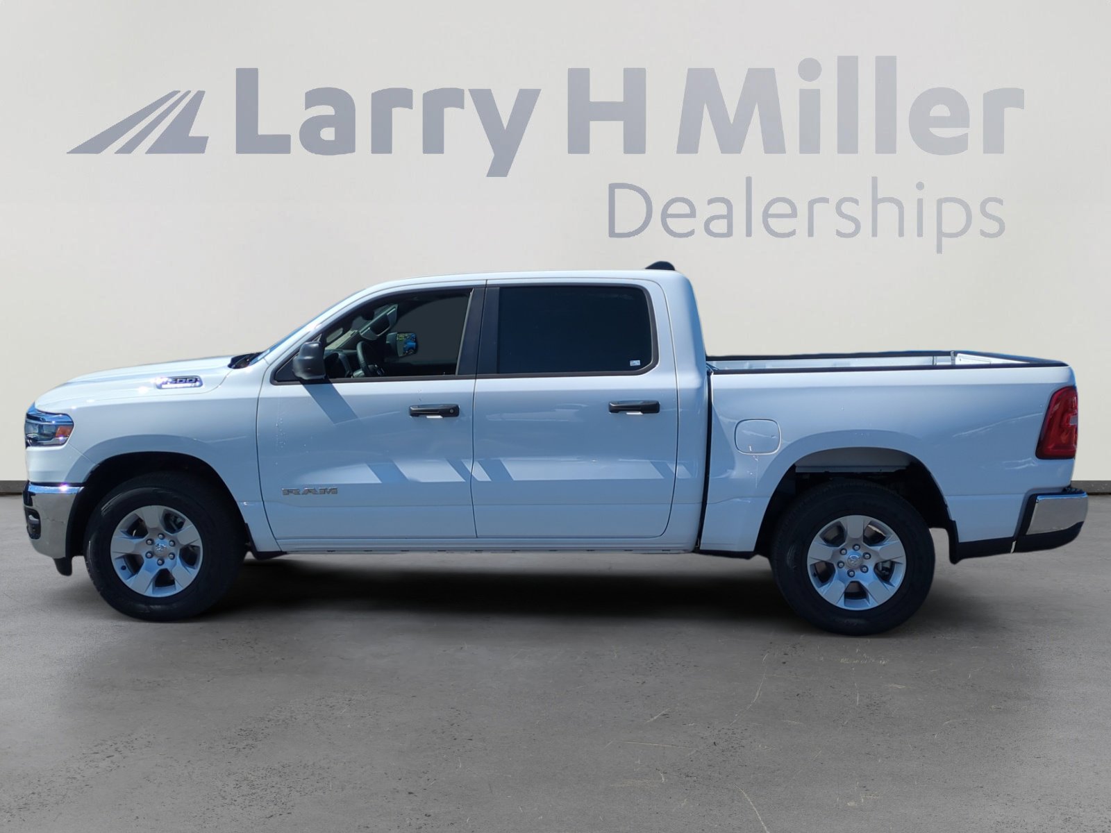 2025 Ram 1500 Tradesman photo 2