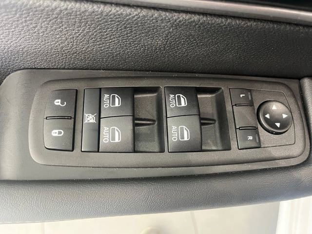 2025 Chrysler Pacifica Select - Photo 15