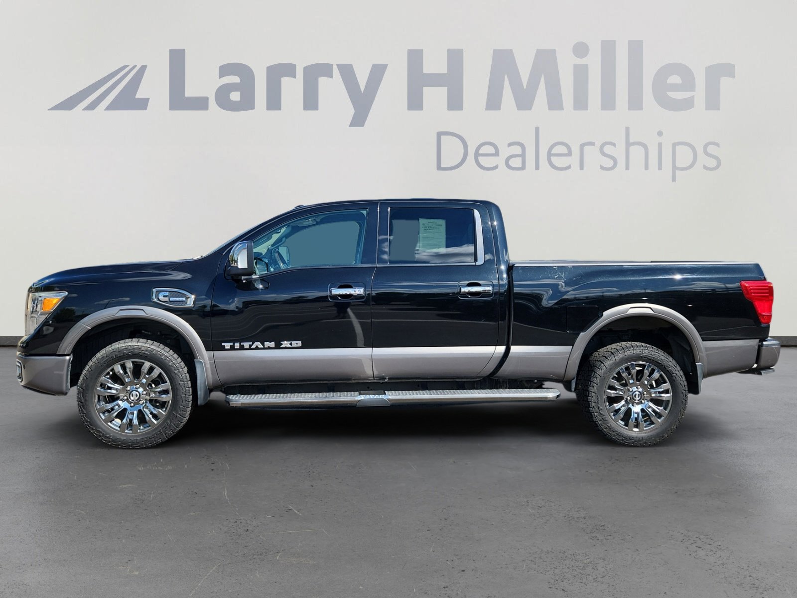 2017 Nissan Titan Platinum Reserve photo 2