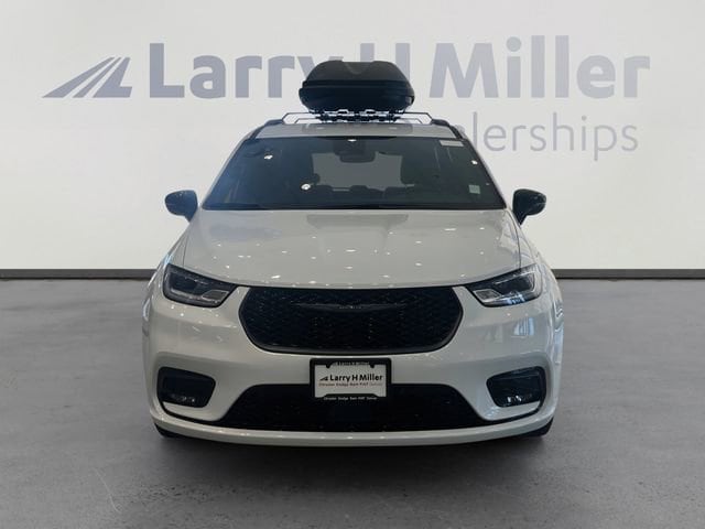 2025 Chrysler Pacifica Select - Photo 8