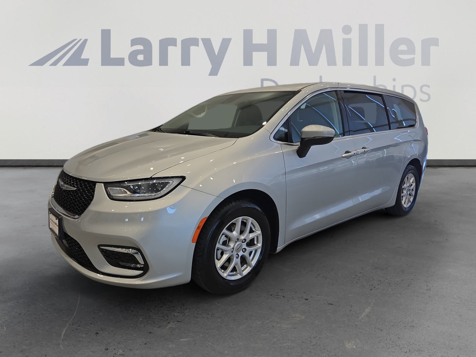 2023 Chrysler Pacifica Touring L's photo