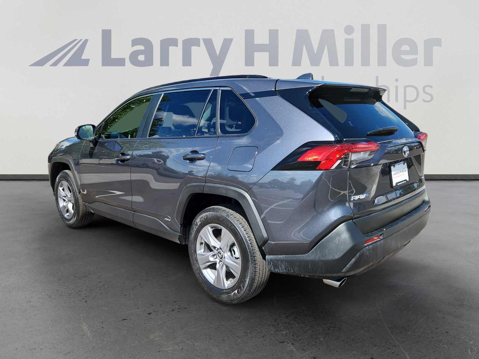2025 Toyota RAV4 Hybrid XLE photo 3