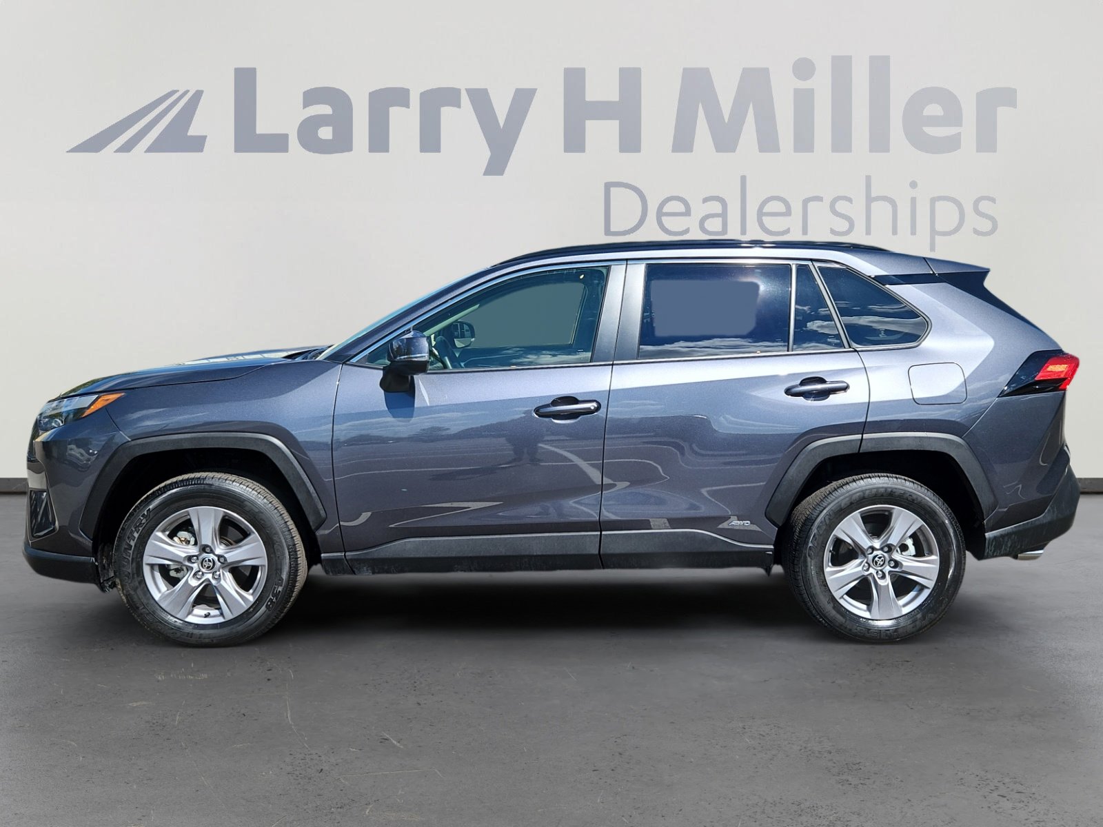 2025 Toyota RAV4 Hybrid XLE photo 2