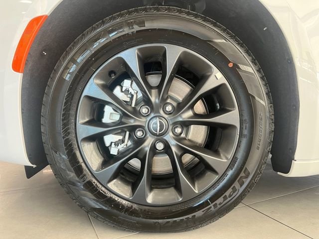 2025 Chrysler Pacifica Select - Photo 10