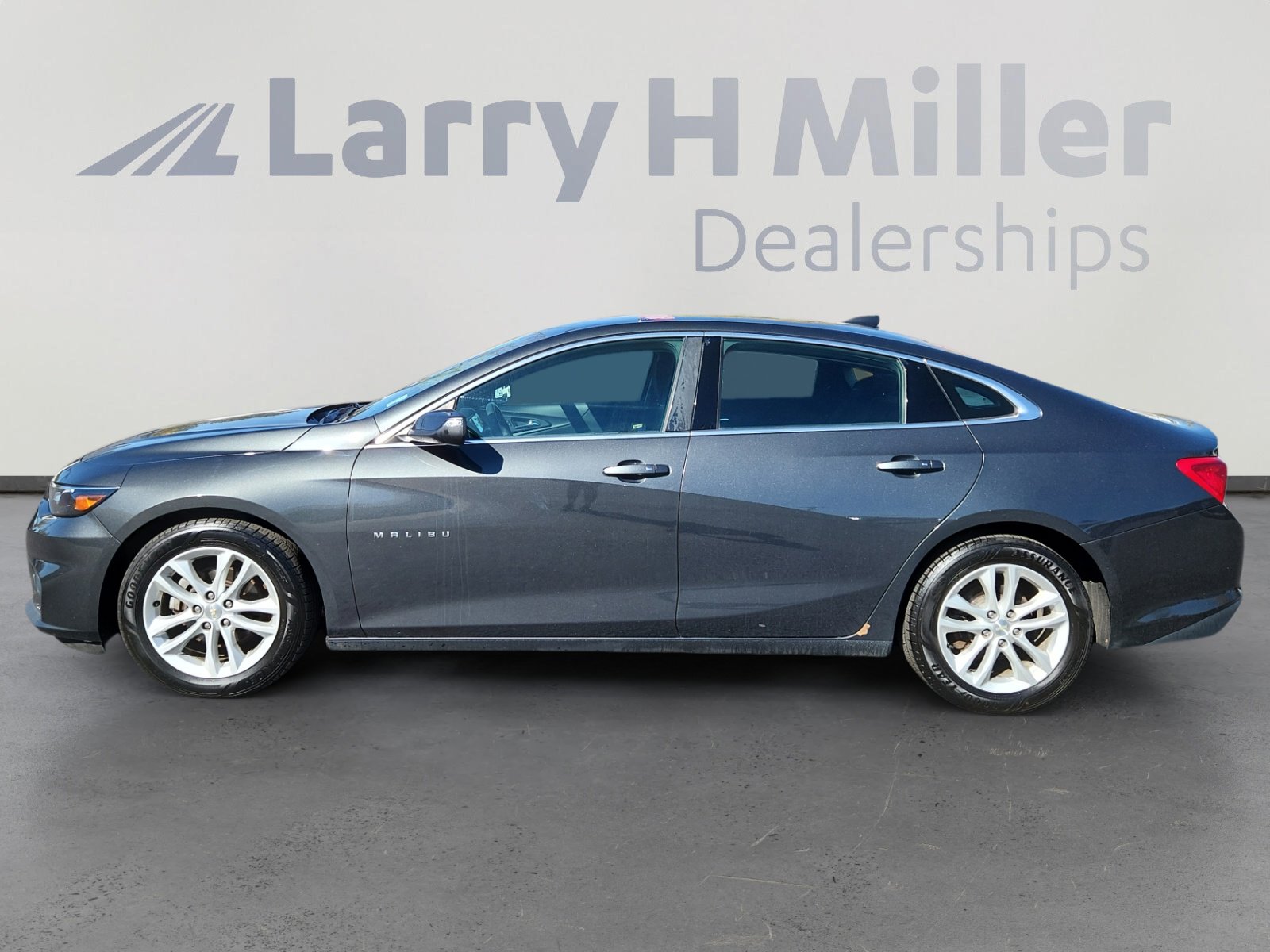 2017 Chevrolet Malibu 1LT photo 2
