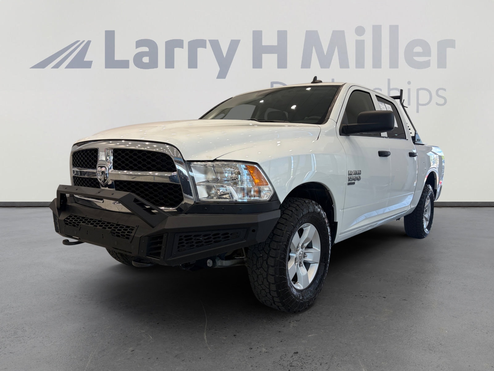 2022 RAM 1500 Classic SLT 4x4 Crew Cab 5'7's photo