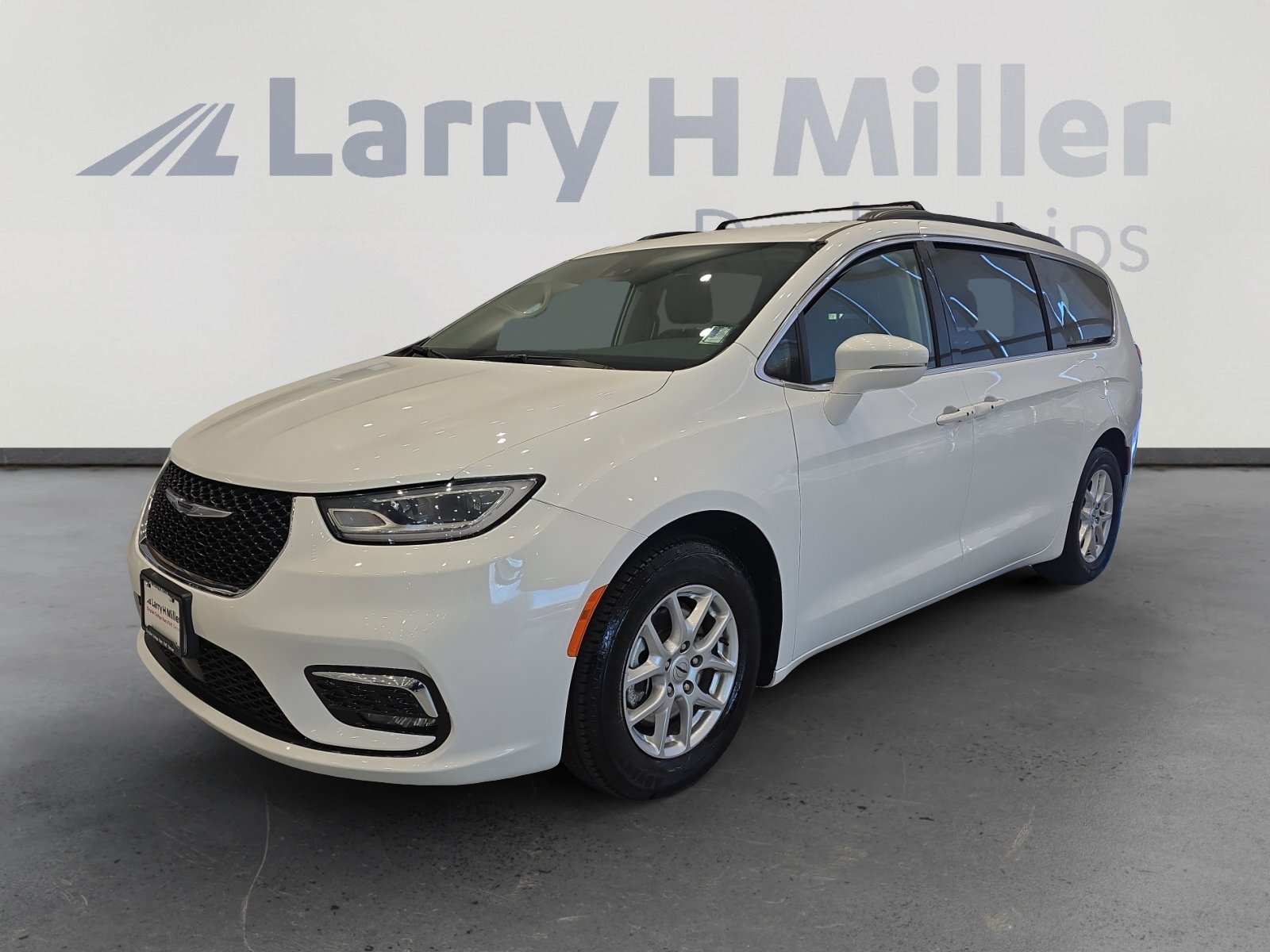 2022 Chrysler Pacifica Touring L's photo