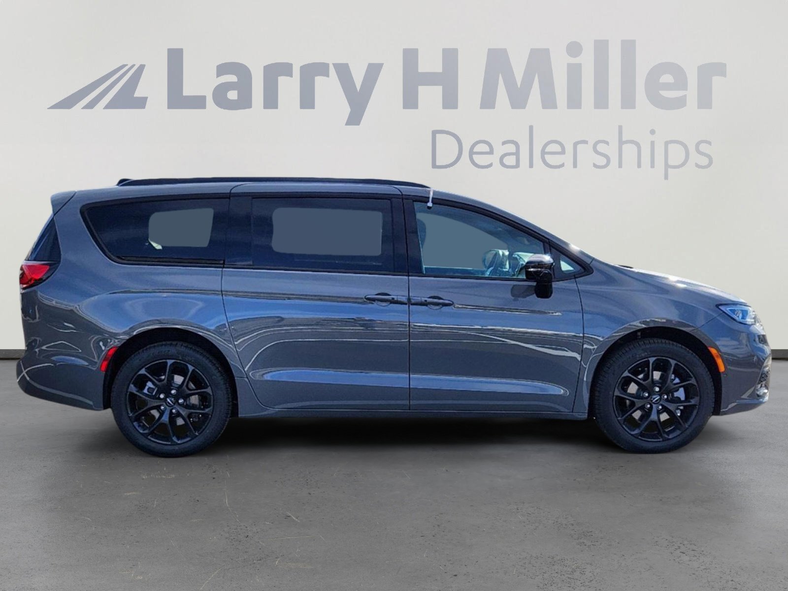 2025 Chrysler Pacifica Limited photo 4