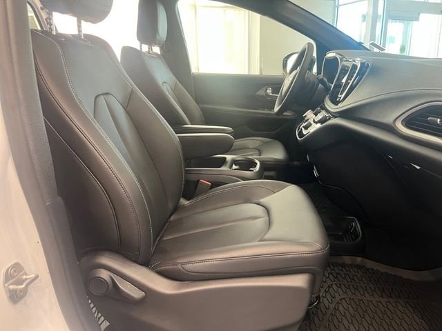 2025 Chrysler Pacifica Select - Photo 20