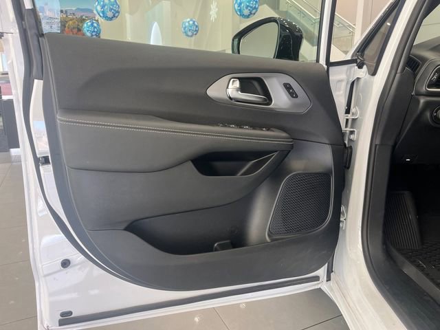 2025 Chrysler Pacifica Select - Photo 17