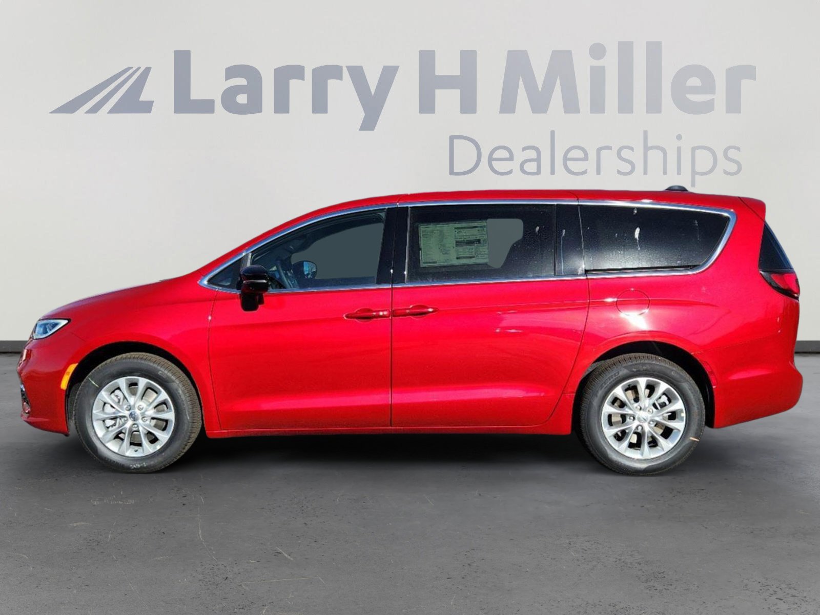 2025 Chrysler Pacifica photo 2