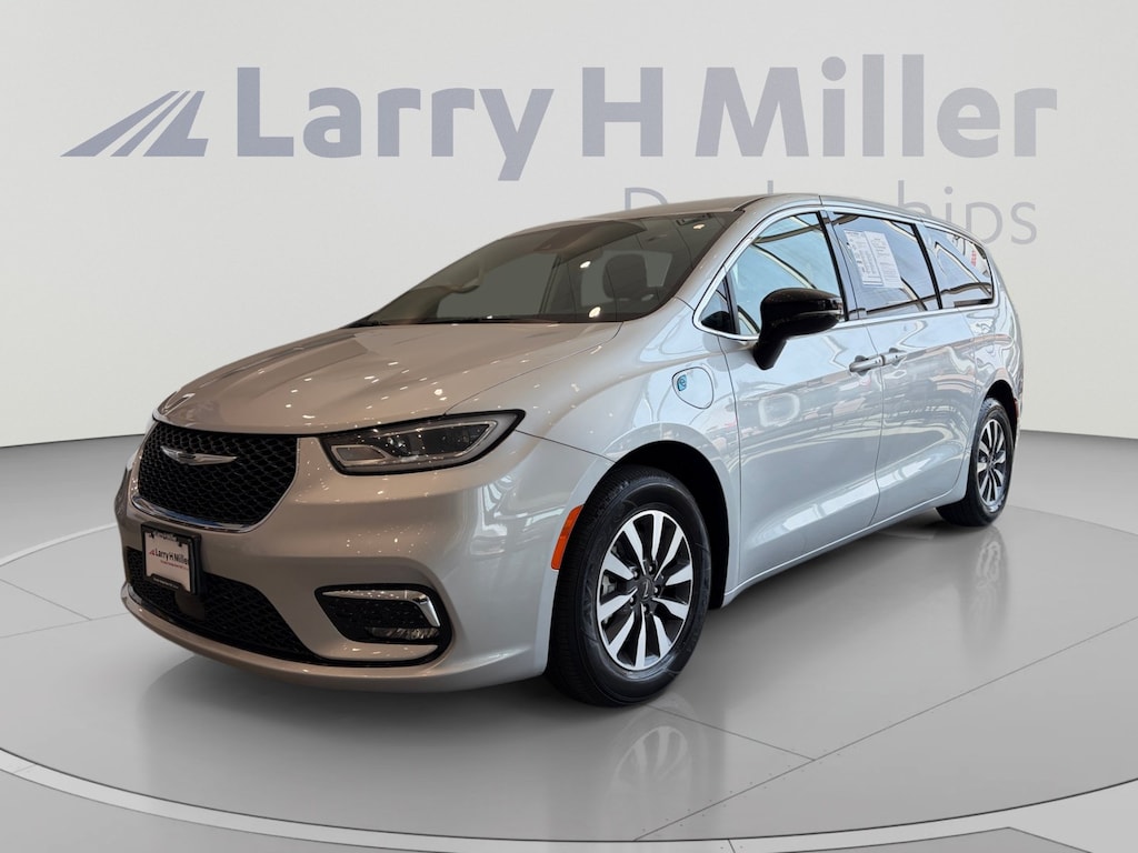 Used 2024 Chrysler Pacifica Plug-In Hybrid Select Van Passenger Van