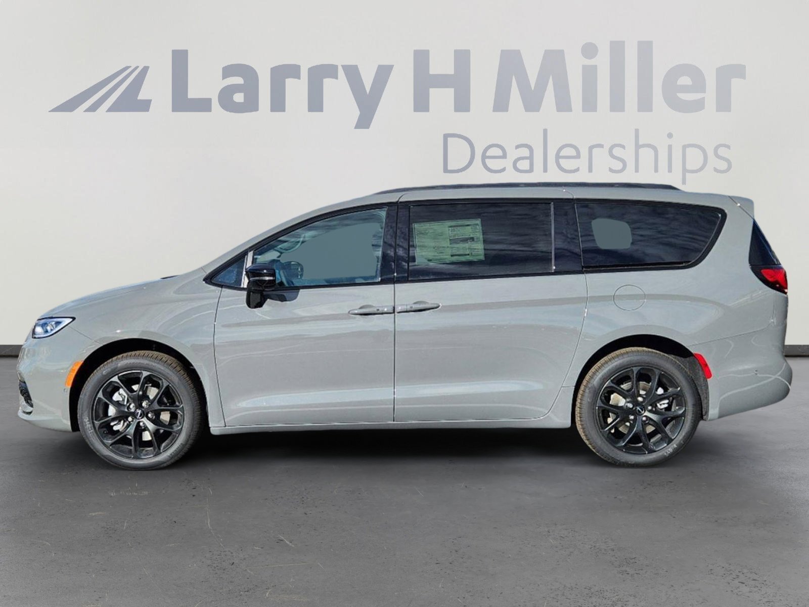 2025 Chrysler Pacifica Limited photo 2