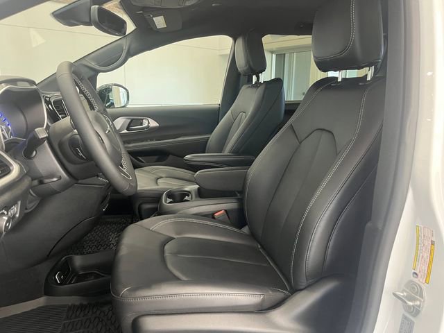 2025 Chrysler Pacifica Select - Photo 13