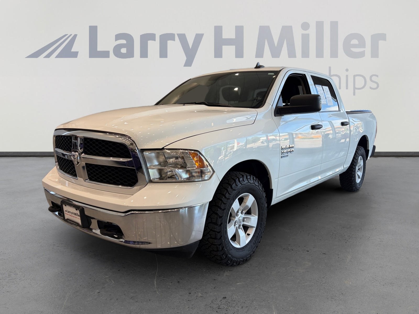 2022 RAM 1500 Classic SLT 4x4 Crew Cab 5'7's photo