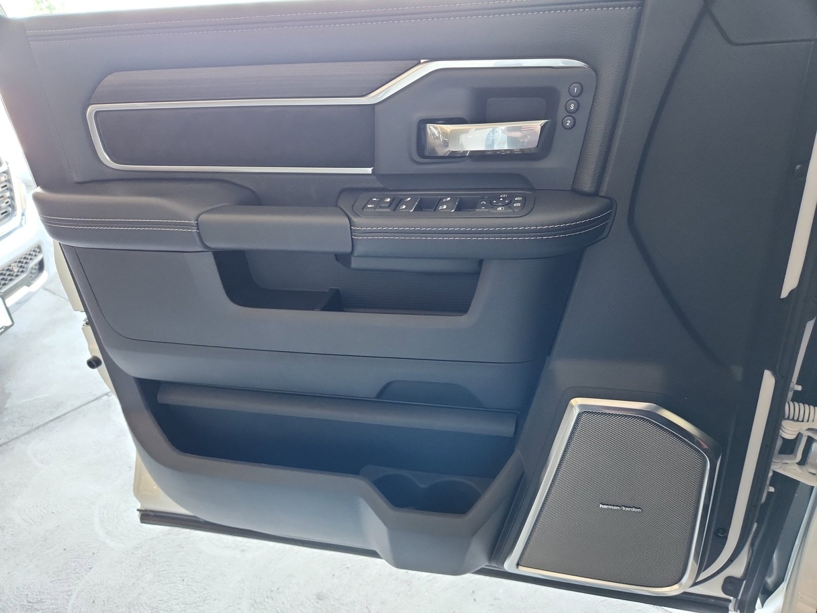 2025 RAM 2500 Laramie - Photo 13