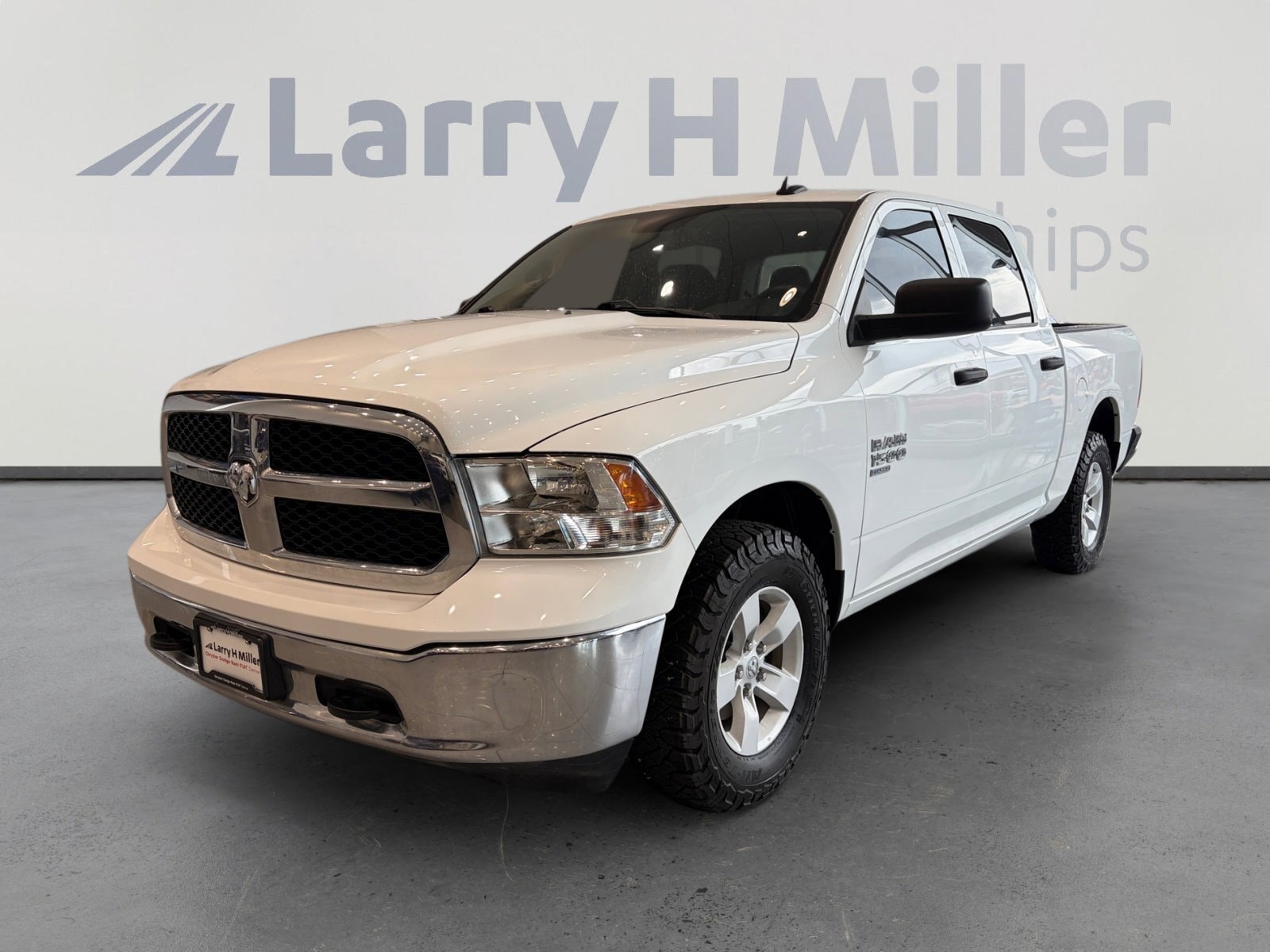 2022 RAM 1500 Classic SLT 4x4 Crew Cab 5'7's photo