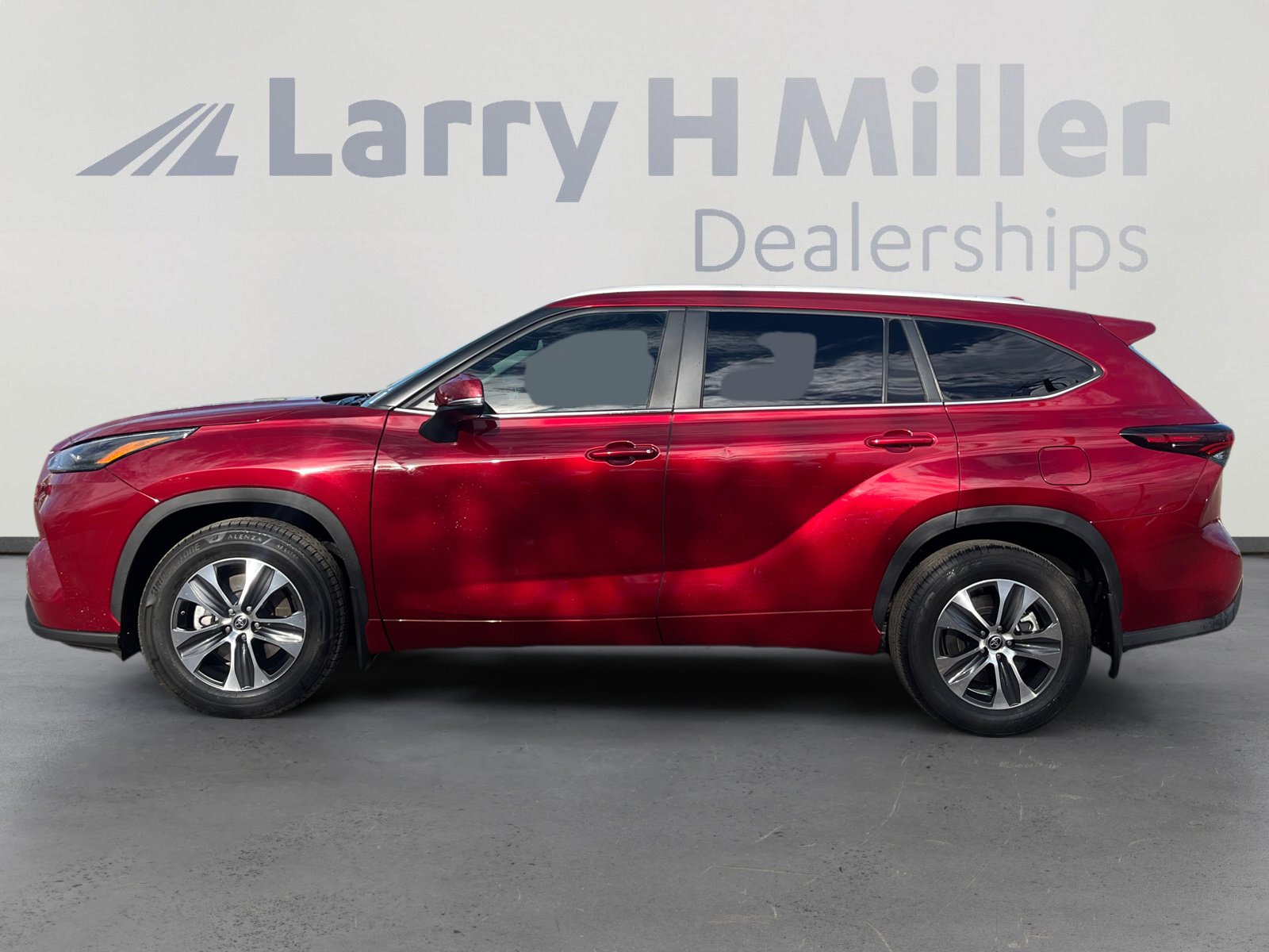 2024 Toyota Highlander LE photo 2