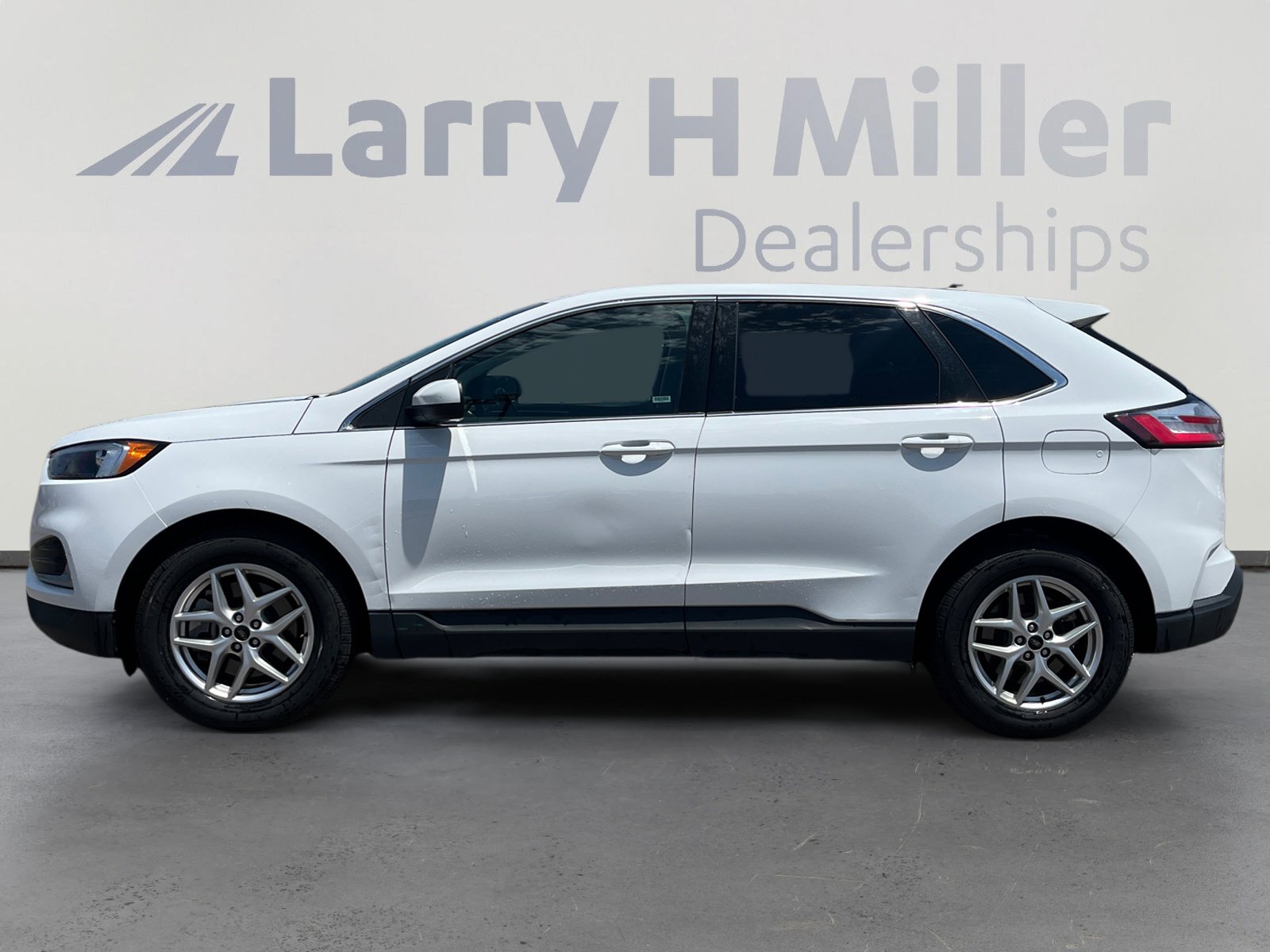 2024 Ford Edge SEL photo 2
