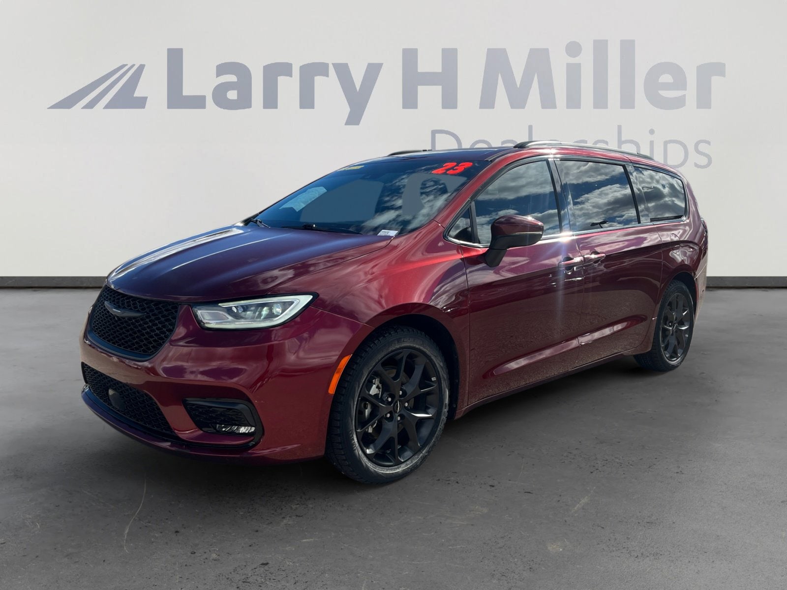 2023 Chrysler Pacifica Touring L's photo