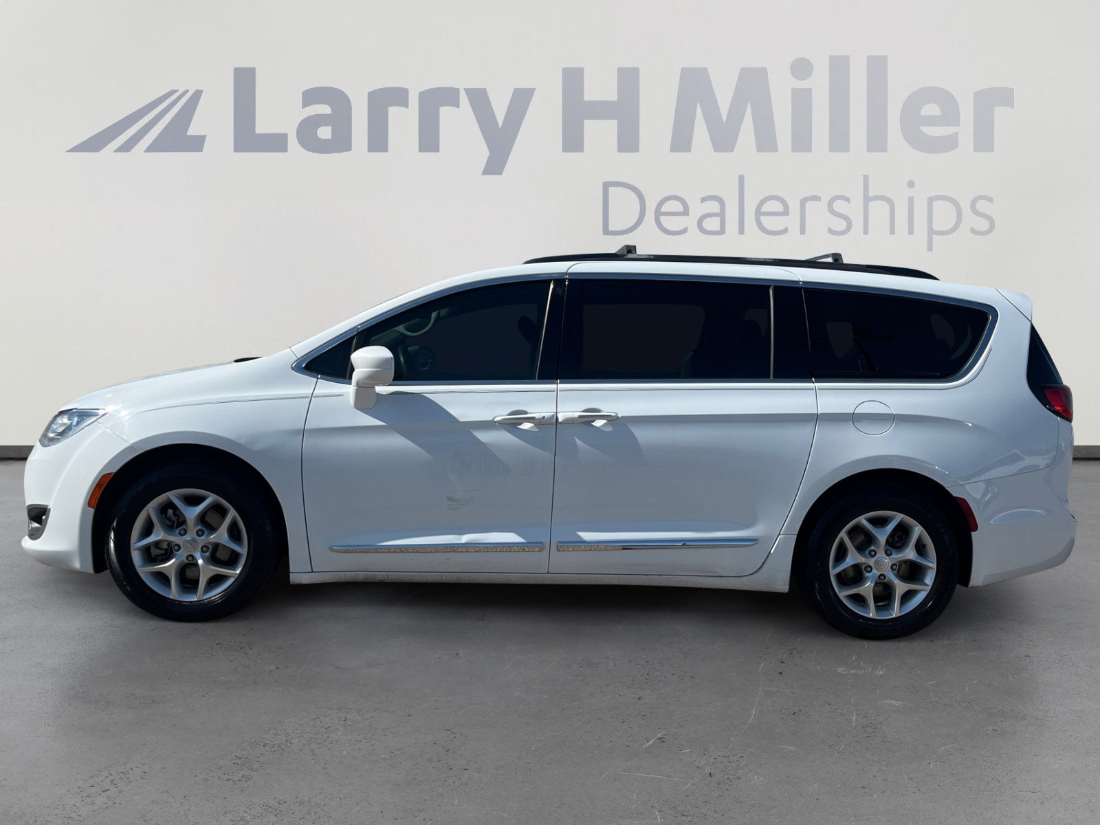 Used 2018 Chrysler Pacifica Touring Plus with VIN 2C4RC1FGXJR126429 for sale in Corona, CA