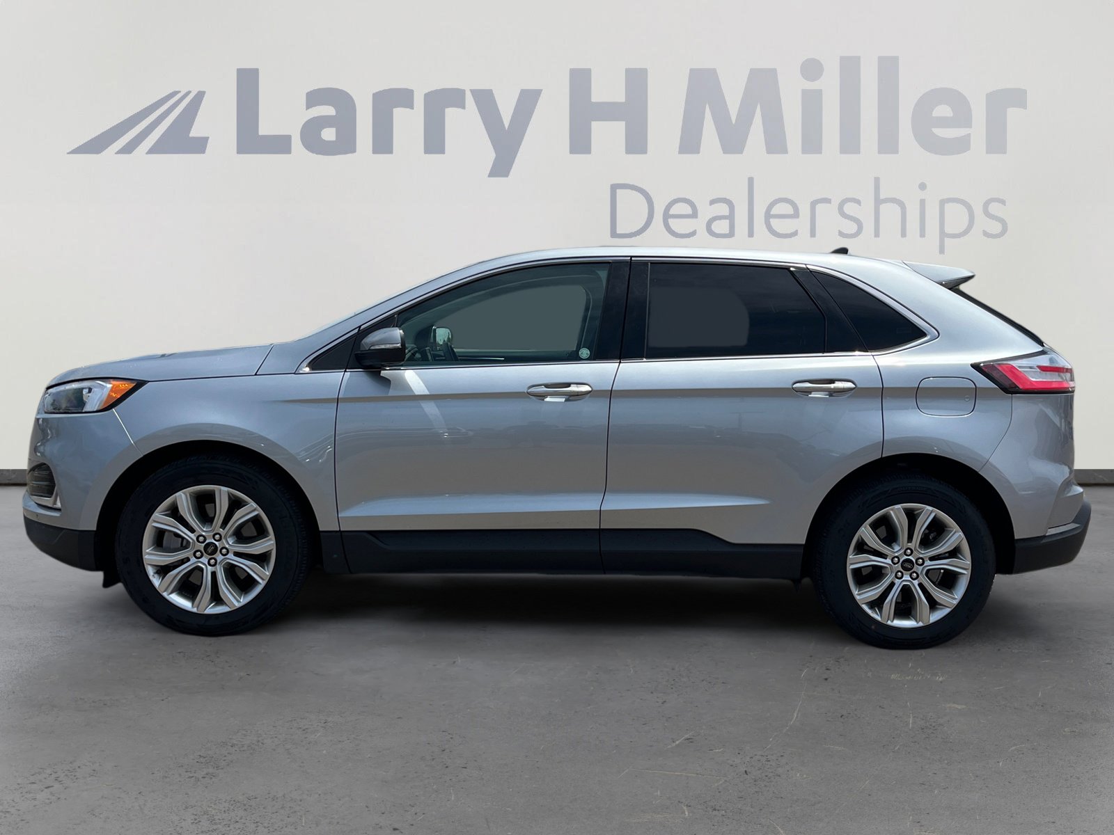 2024 Ford Edge Titanium photo 2