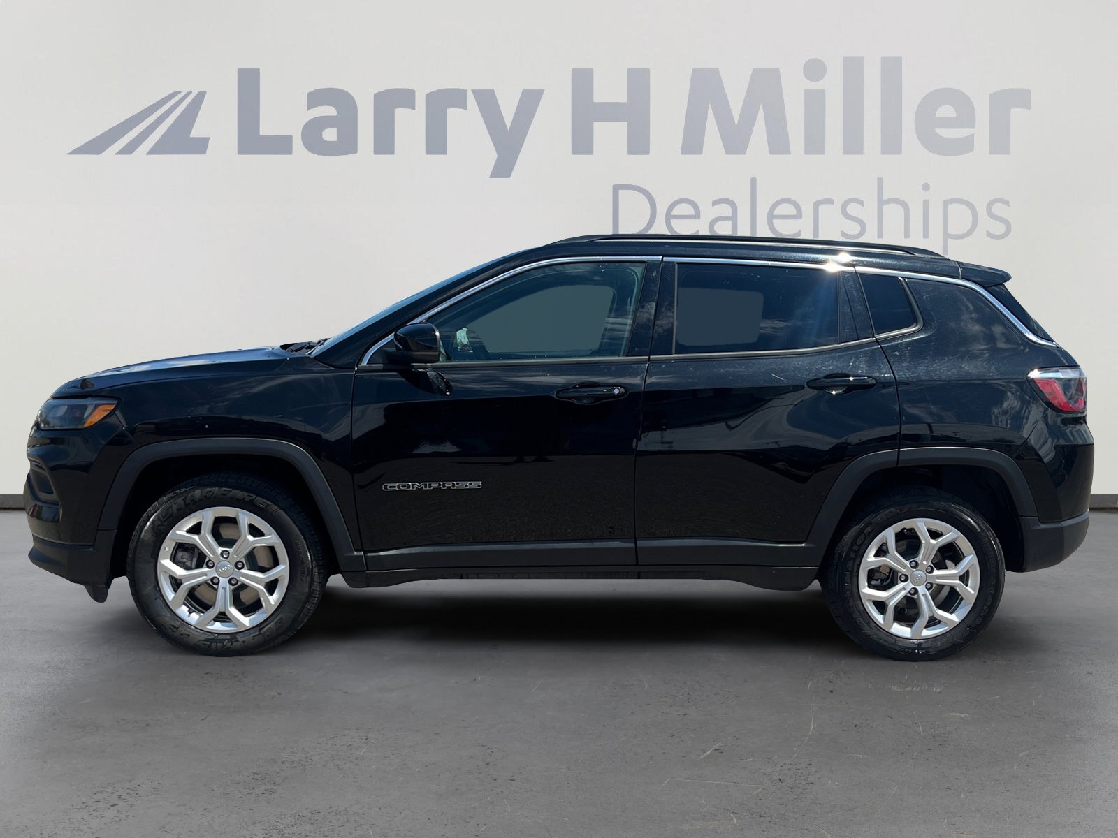 2024 Jeep Compass Latitude photo 2
