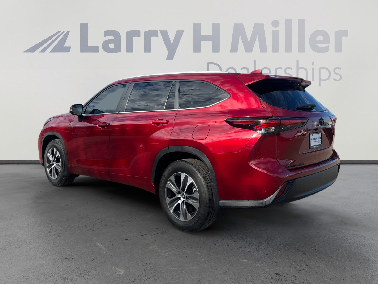 2024 Toyota Highlander LE photo 4