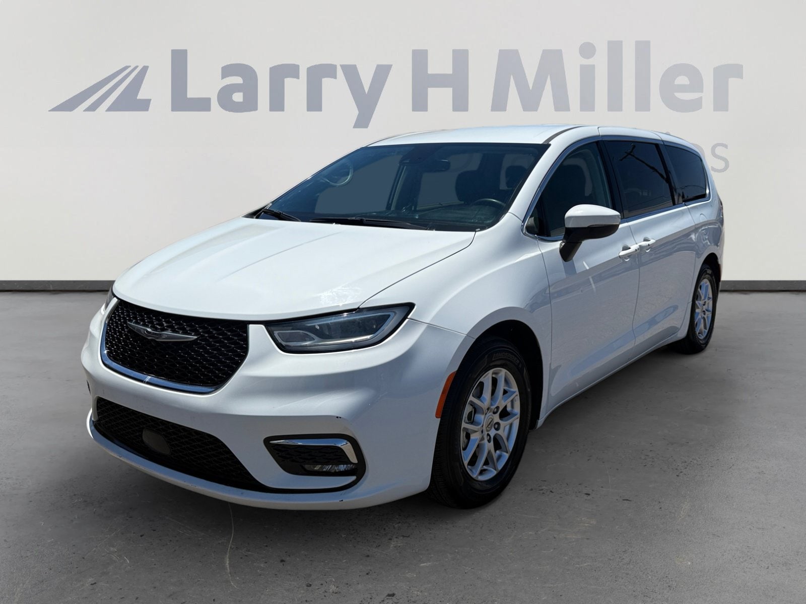 2023 Chrysler Pacifica Touring L's photo