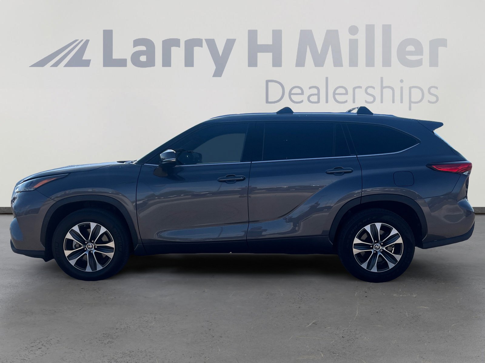 2021 Toyota Highlander XLE photo 2