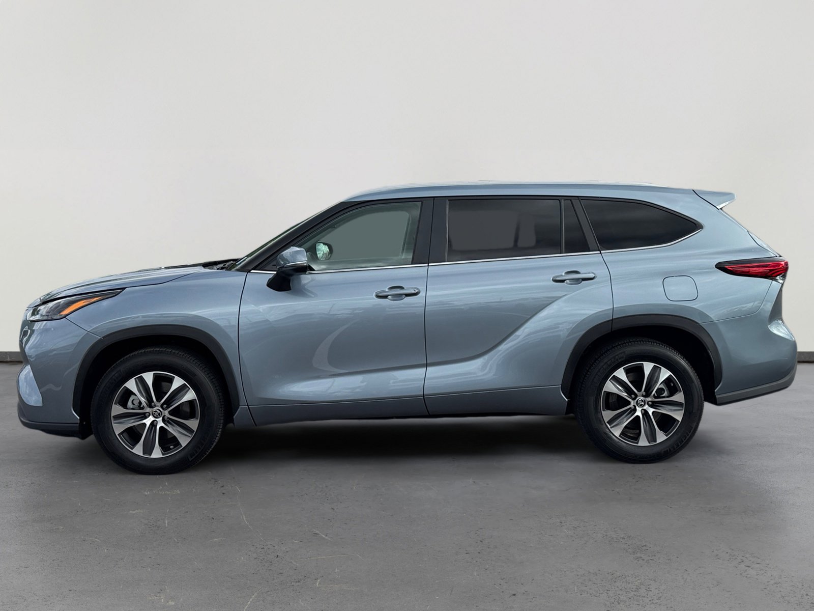 2023 Toyota Highlander L photo 2