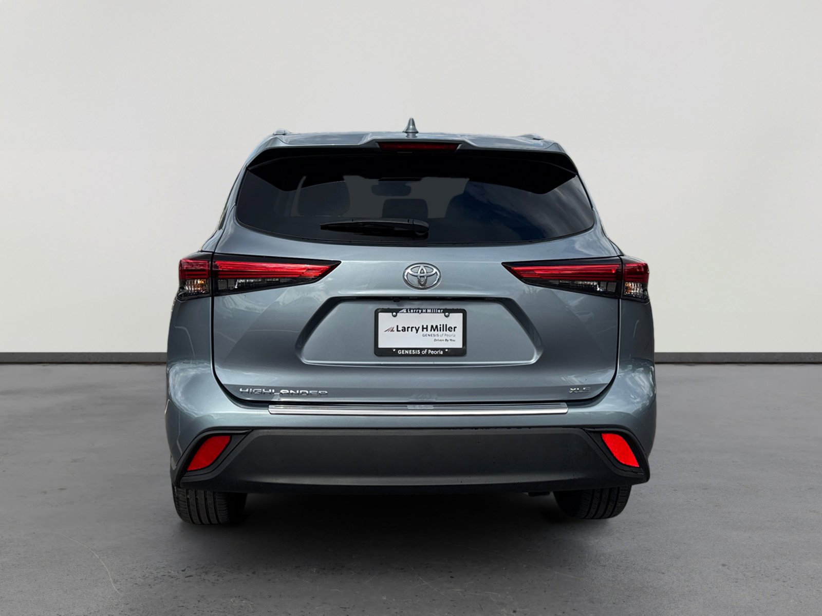 2023 Toyota Highlander L photo 4
