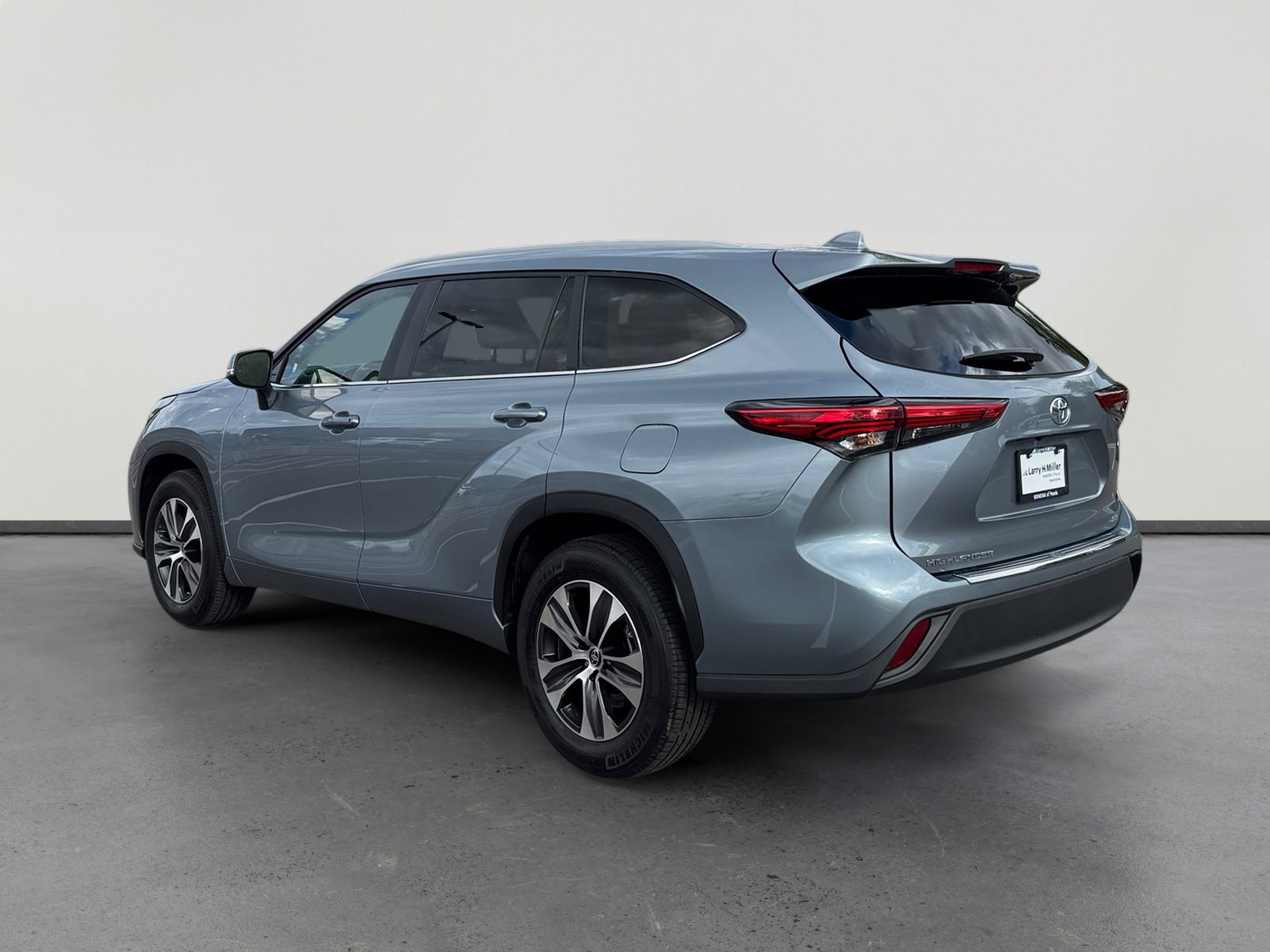 2023 Toyota Highlander L photo 3