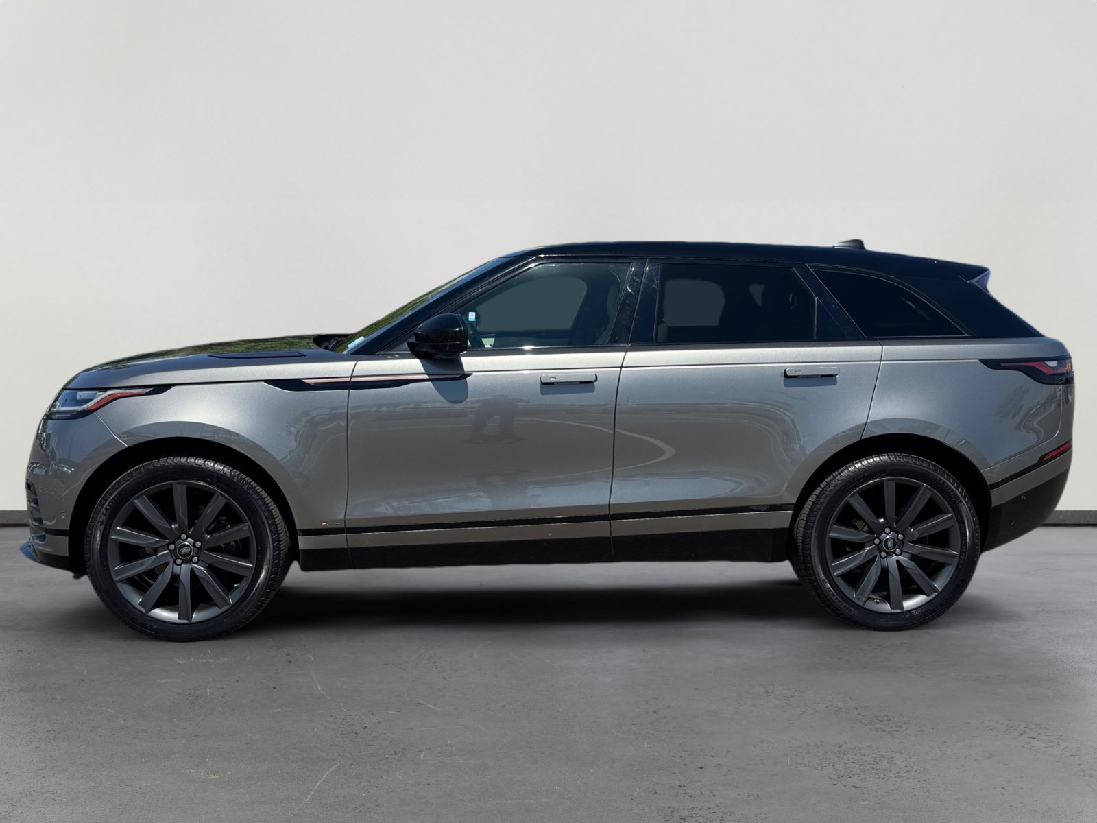 2018 Land Rover Range Rover Velar R-Dynamic SE photo 2