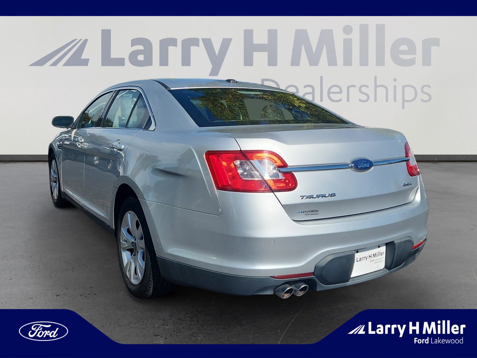2010 Ford Taurus SEL photo 3