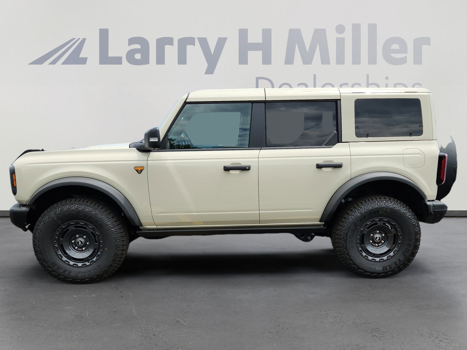 2025 Ford Bronco Badlands photo 2