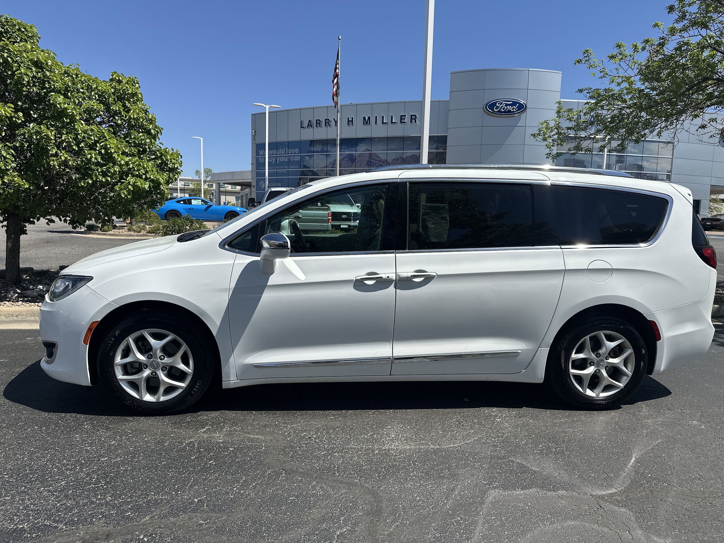 Used 2020 Chrysler Pacifica Limited with VIN 2C4RC1GG2LR289562 for sale in Lakewood, CO