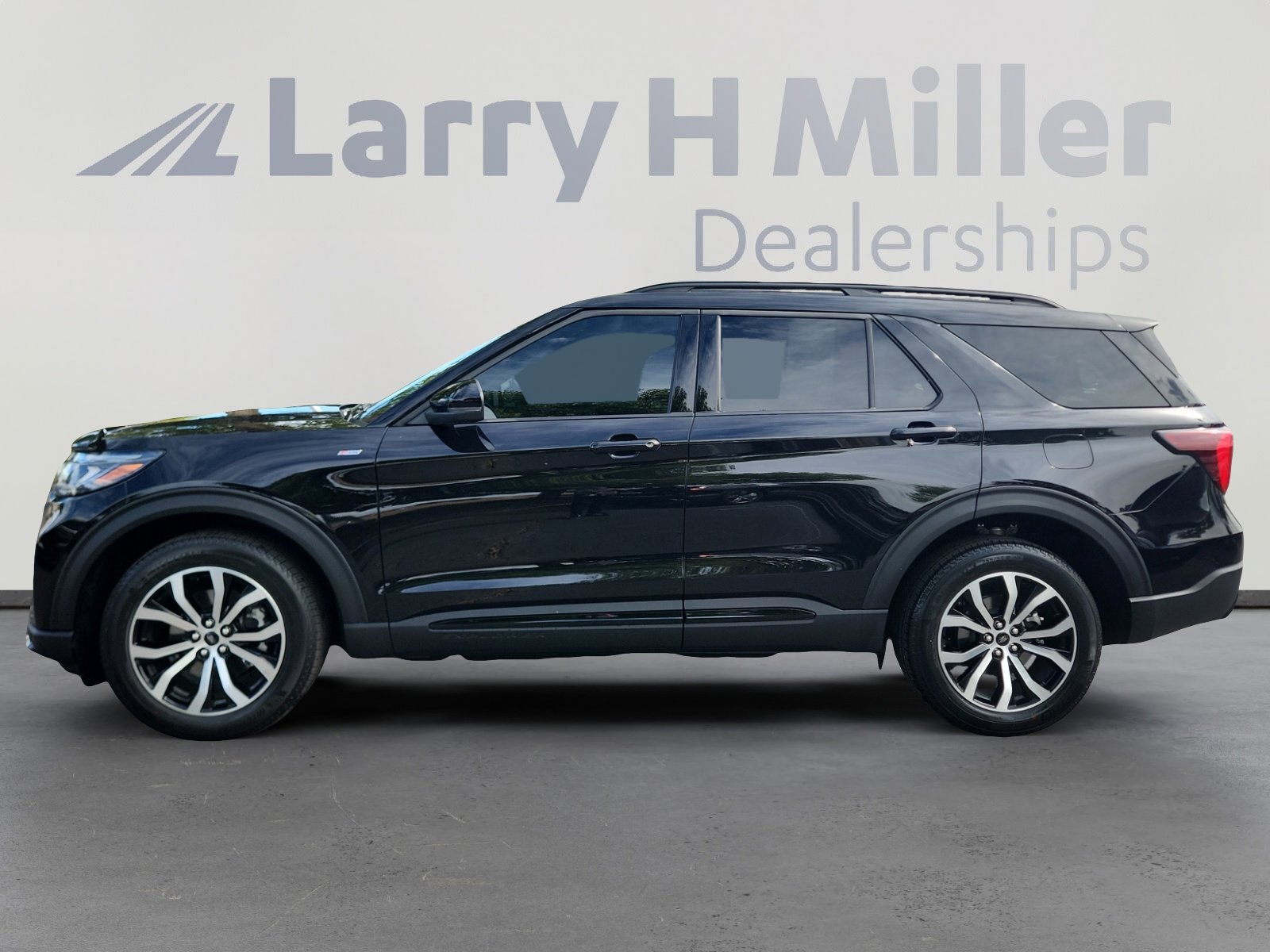 2025 Ford Explorer ST-Line photo 2