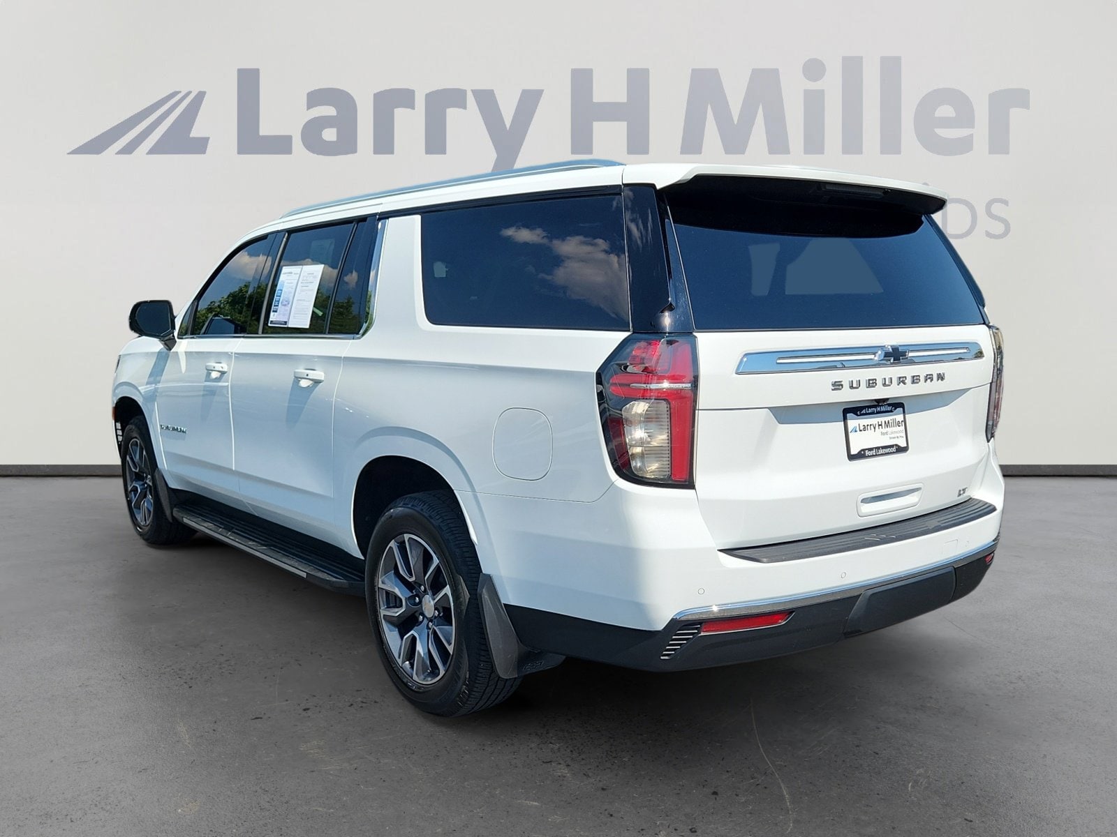 2021 Chevrolet Suburban LT photo 3