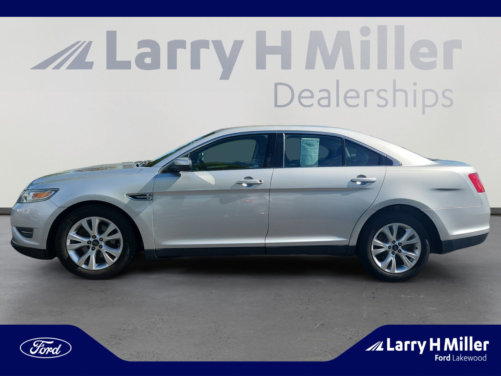 2010 Ford Taurus SEL photo 2