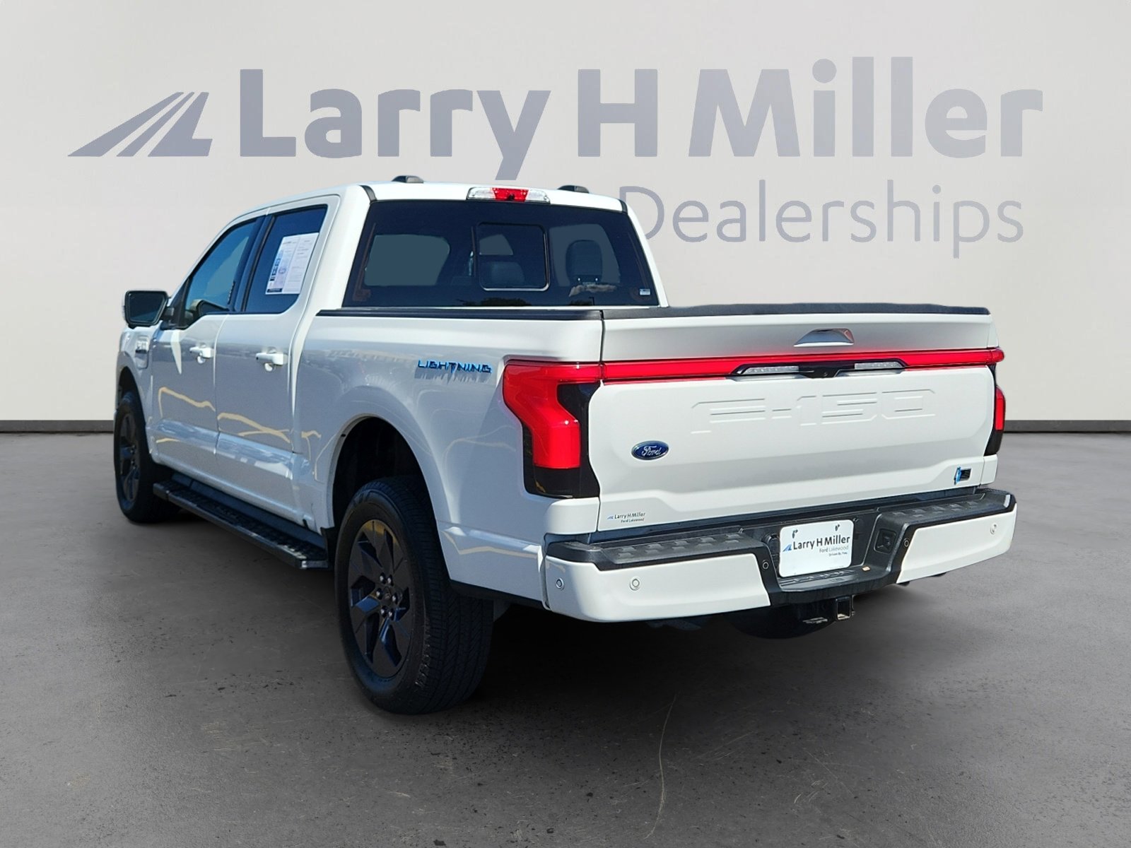 2022 Ford F-150 Lightning Lariat photo 3