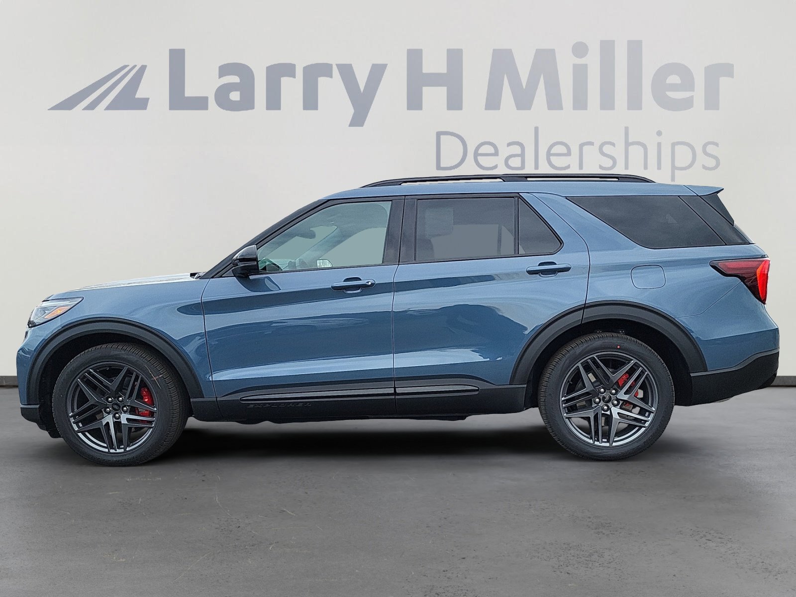 2025 Ford Explorer ST photo 2