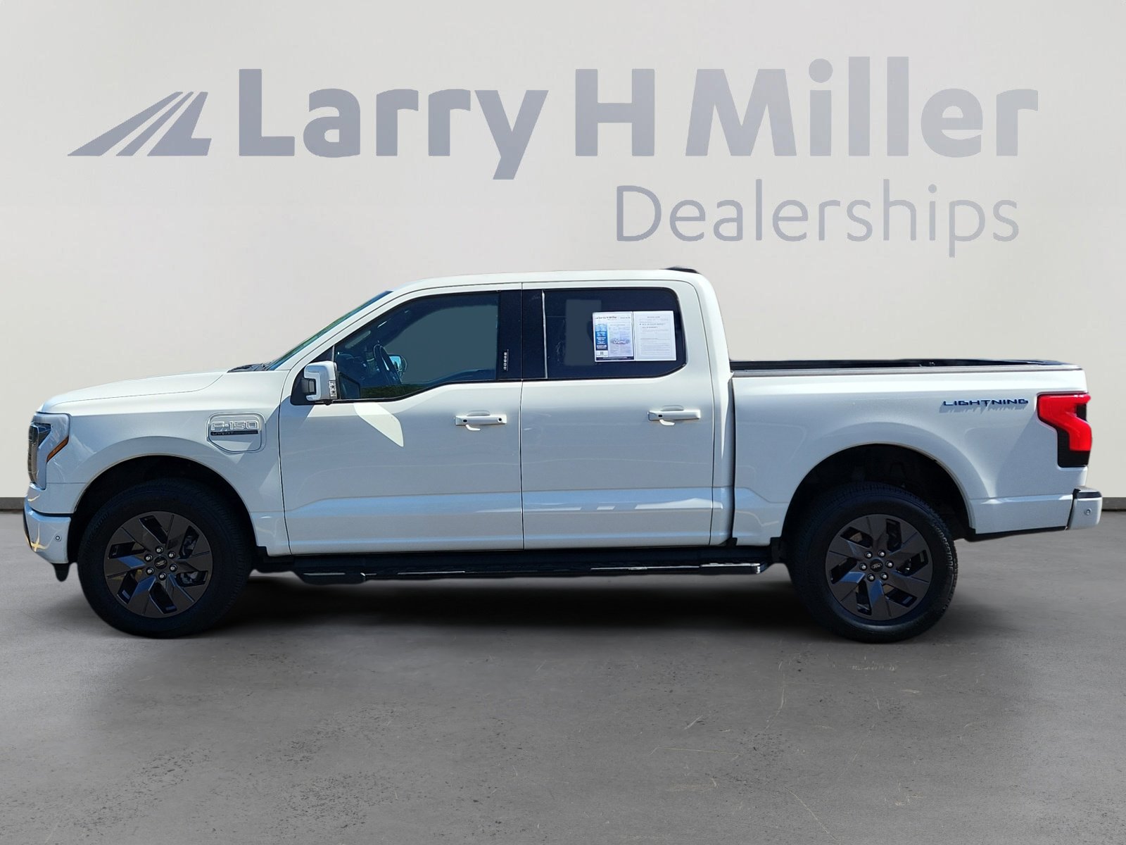 2022 Ford F-150 Lightning Lariat photo 2